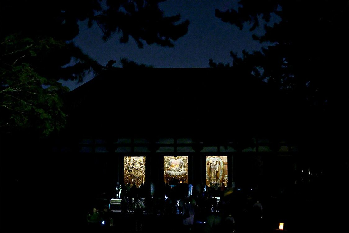 Every year at the time of the harvest moon, a ceremony known as the Kangetsu sanbutsu-e is held in the Kondō main hall. In the darkness of night, the three great images can be seen shining through the opened doors of the hall, illuminated by light from within. From left: Thousand-Armed Kannon, Rushana Buddha, Yakushi Nyorai. (© Muda Tomohiro)