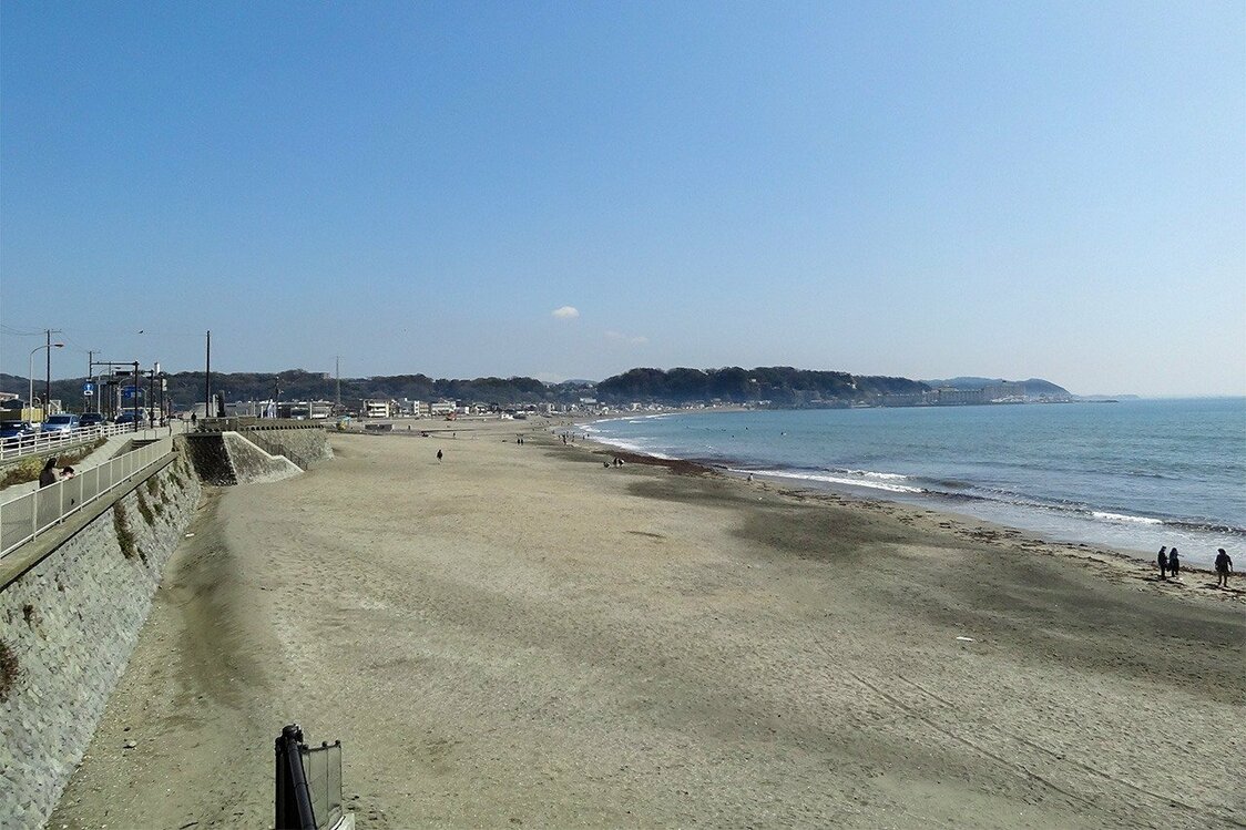La playa Minegahama junto a la estación de Kamakura Kōkōmae. (© Gianni Simone)