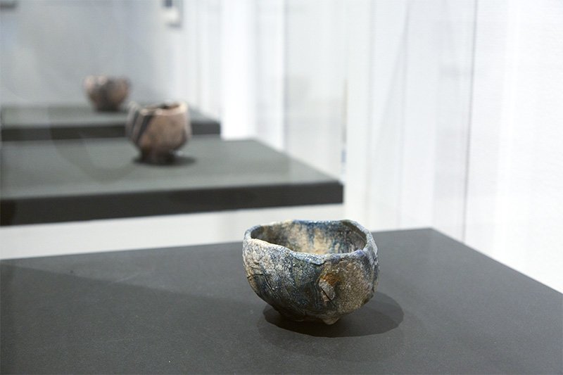 十五代吉左衞門　フランスRAKU茶碗　2007年　佐川美術館蔵 フランス小村ルビニャックにある友人陶芸家アンドッシュ・プローデル氏の窯で、西洋RAKUの技法でつくった茶碗。樂家の伝統の束縛から自らを解き放ち、あえて土や釉薬も日本から持参せずに、すべてをフランス製にした珍しい作品