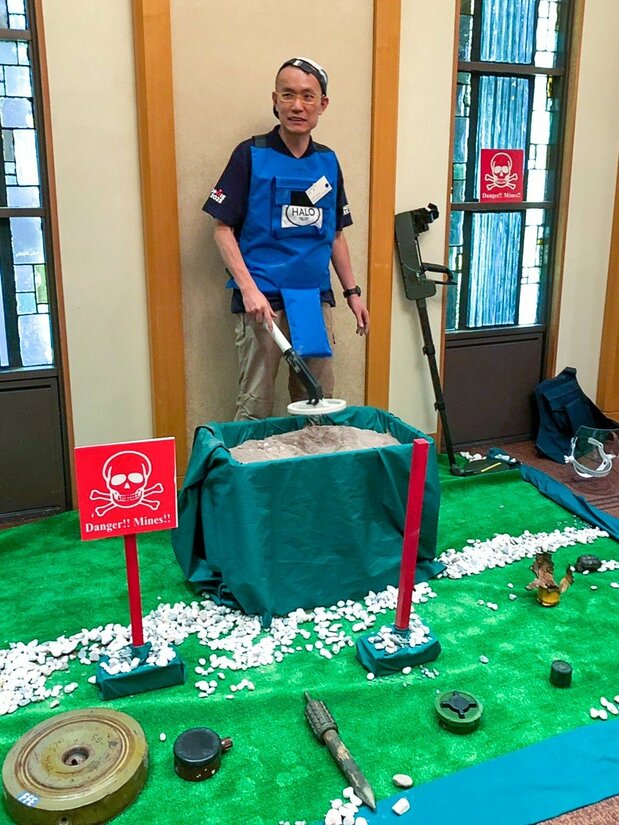 6月11日のイベントで対人地雷とその除去を説明