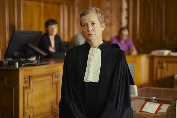 被告の弁護人ヴォードネを演じたオーレリア・プティ © SRAB FILMS – ARTE FRANCE CINÉMA – 2022