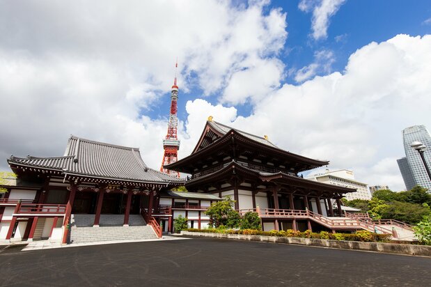 The Kōshōden to the left of the Daiden is where prospective priests come to study.
