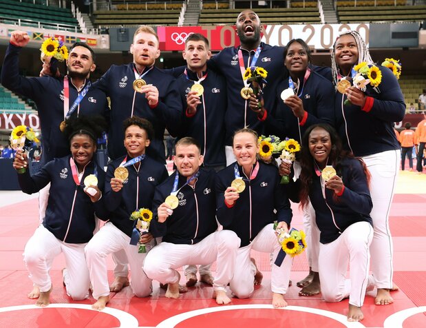 En los Juegos Olímpicos de Tokio, el equipo francés de judo derrotó al japonés en la categoría de grupo mixto y obtuvo la medalla de oro. (Jiji)