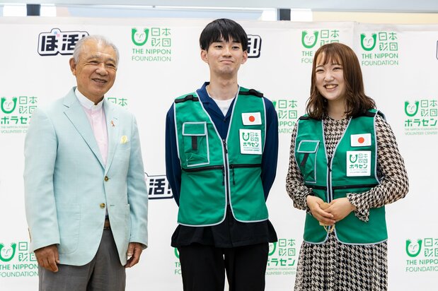 笹川会長（左）から活動ユニフォームを授与された同志社大学の藤田晃矢さん（中央）と齋藤さん（右）