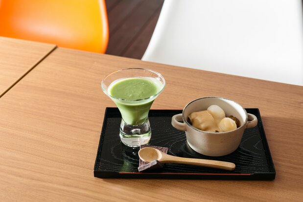 Bolitas de amazake similares al postre anmitsu y bebida con kōji y té verde en polvo. Si se piden ambos juntos, cuestan 864 yenes.