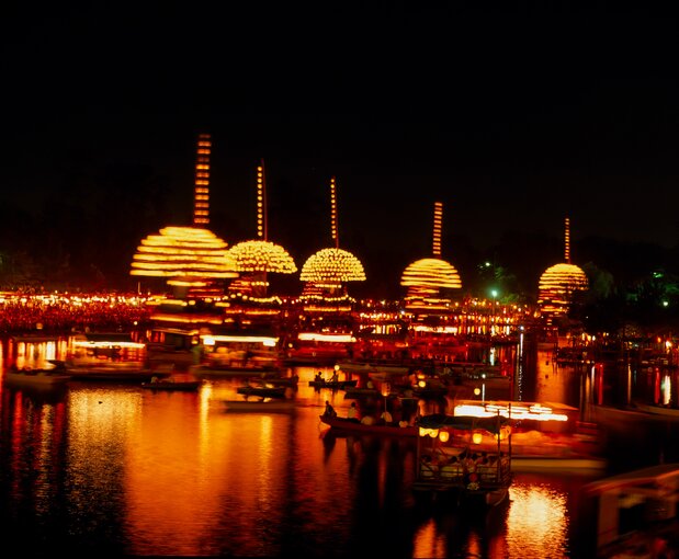 Wooden boats are decorated with countless lanterns, creating a phantasmagorical spectacle. (© Haga Library)