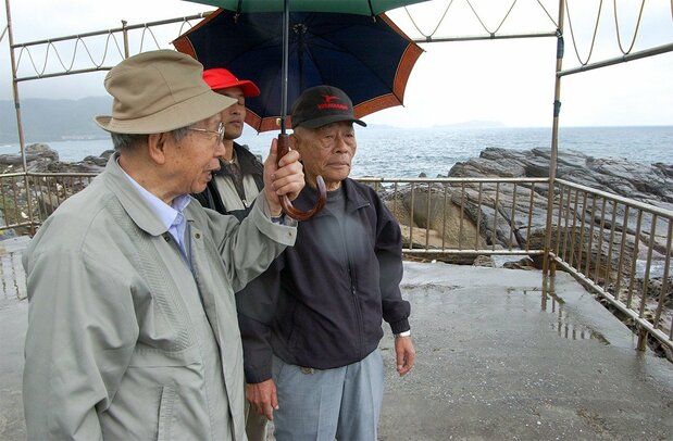 栄丸で遭難した人たちを救助した故・張添茂さん(右)=2007年4月6日、台湾基隆市の外木山海岸