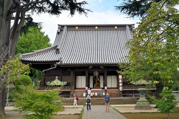 公園指定の6年後に寛永寺は復興を認められ、将軍家霊廟に近い子院・大慈院跡地に、天海が住職を務めた川越・喜多院から根本中堂(重要文化財)を移築した