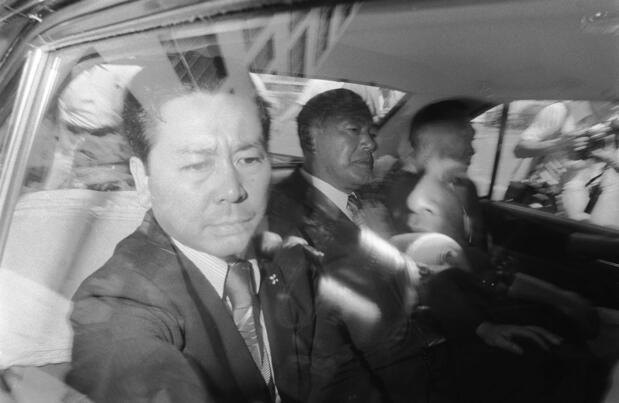 Former Prime Minister Tanaka Kakuei (center) taken to the Tokyo Detention Center on July 27, 1976, following his arrest in the Lockheed scandal (© Jiji)