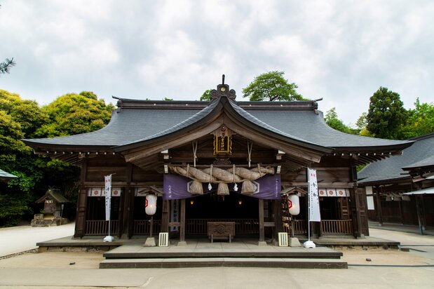 An sacred <em>shimenawa</em> rope adorns the main hall.