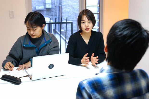 奨学金返済問題で相談を受けているNPO法人POSSEのスタッフ=東京都新宿区、2022年12月21日(POSSE提供)