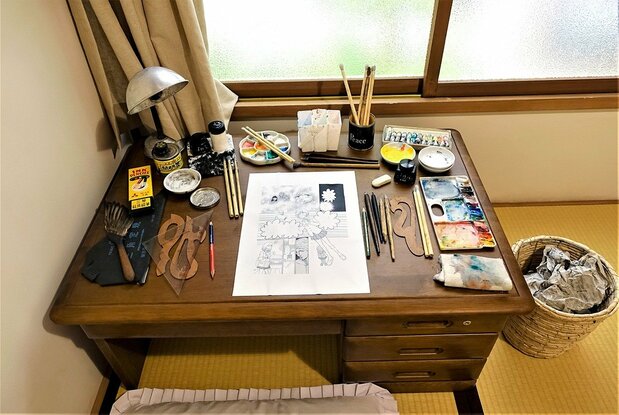 赤塚不二夫の部屋には仕事机があり、描きかけの原稿の前で記念撮影ができる(現在はコロナ対策のため休止中)=撮影・天野久樹