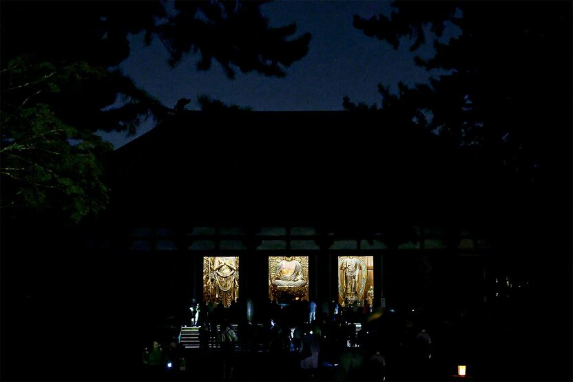 Every year at the time of the harvest moon, a ceremony known as the Kangetsu sanbutsu-e is held in the Kondō main hall. In the darkness of night, the three great images can be seen shining through the opened doors of the hall, illuminated by light from within. From left: Thousand-Armed Kannon, Rushana Buddha, Yakushi Nyorai. (© Muda Tomohiro)