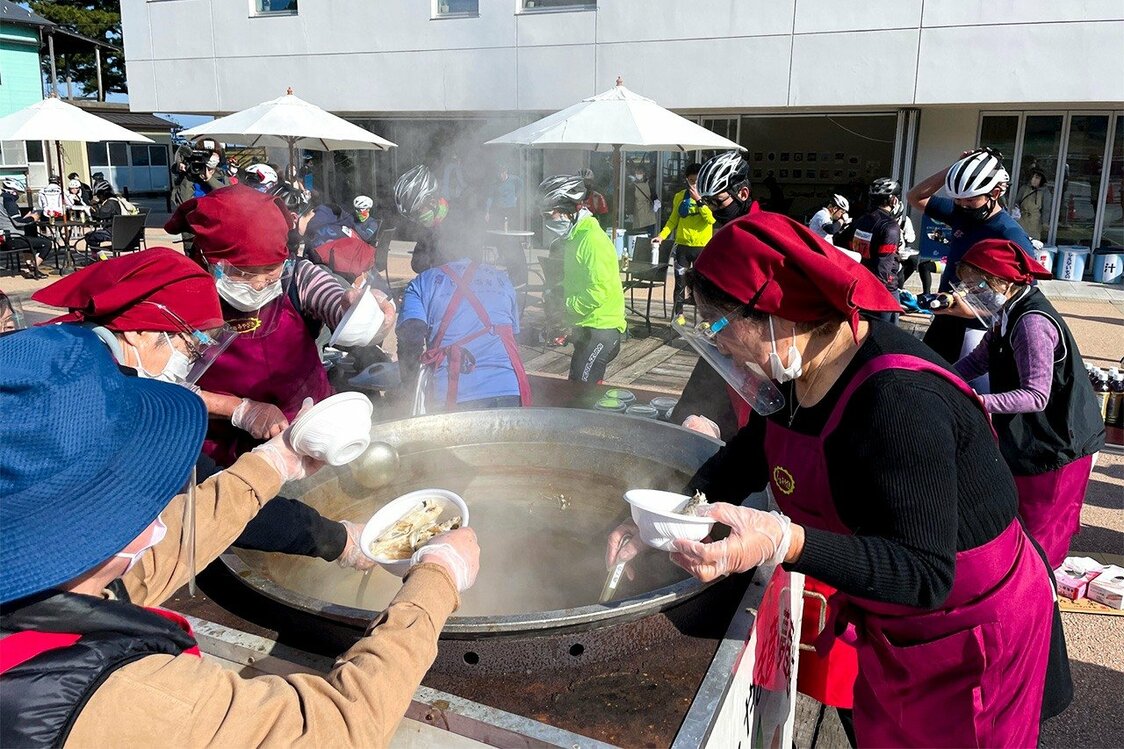 Piping-hot cod soup served at the Asahi-machi Aid Station for the Toyama Bay Cycling race. (© Hitoto Tae)