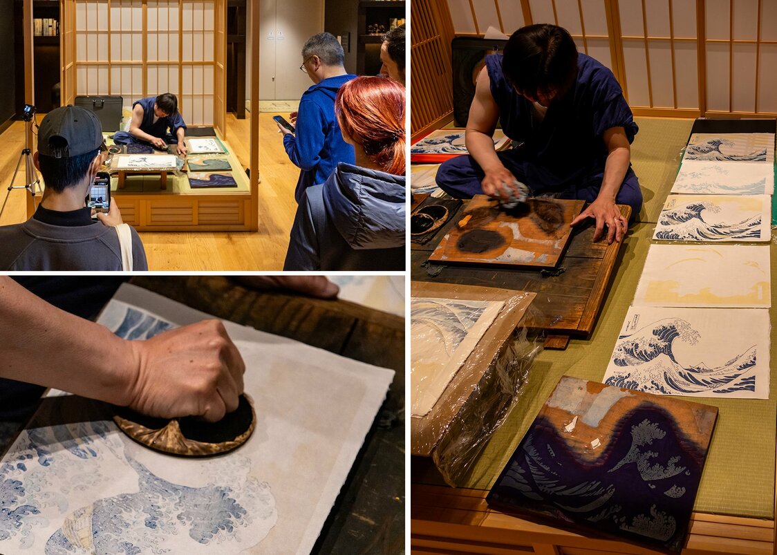 宿泊客の9割以上を外国人が占めるホテルグレイスリー新宿（東京都）で、浮世絵の摺りを実演した版三のイベント。色を塗った版木に和紙を重ね、ばれんで力強く摺っていく