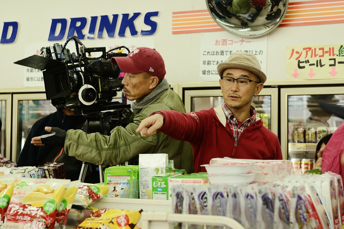 撮影現場での前田哲監督　©2021映画『老後の資金がありません！』製作委員会