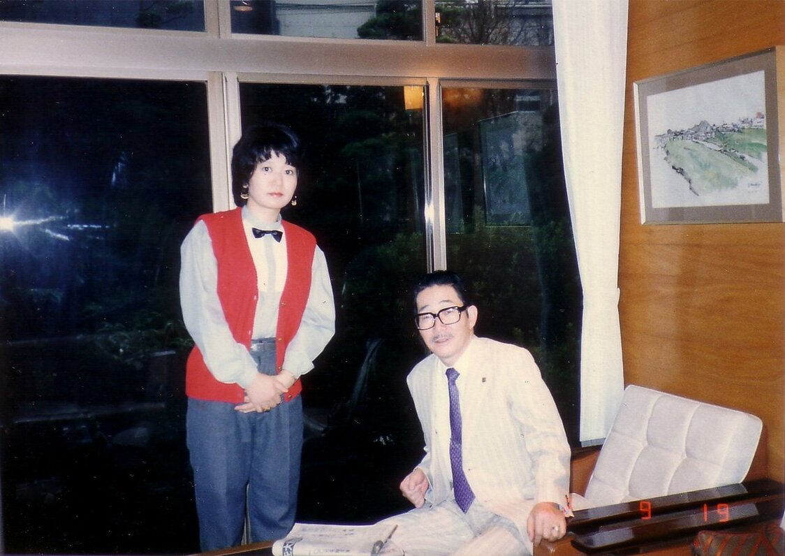 弟子入り間もない頃に、師匠の松田春翠さんと（マツダ映画社提供）