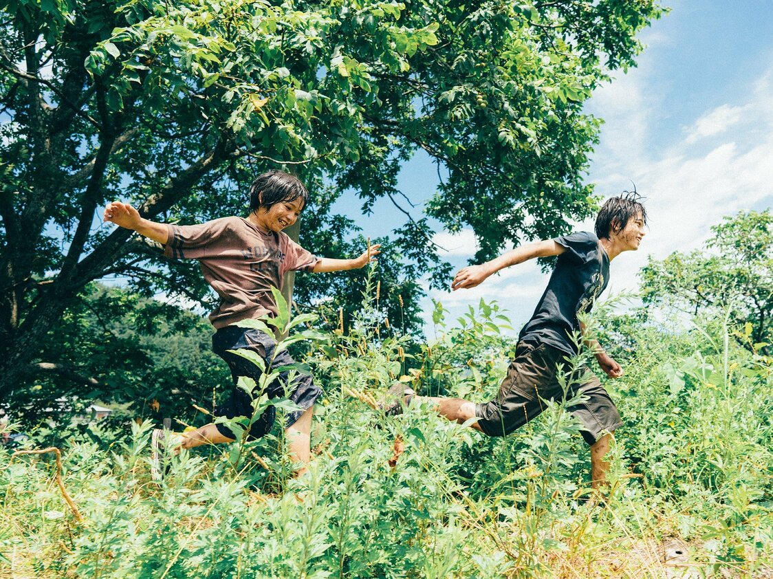 Minato (a la derecha, Kurokawa Sōya) y Yori, compañero de clase (Hiiragi Hinata).