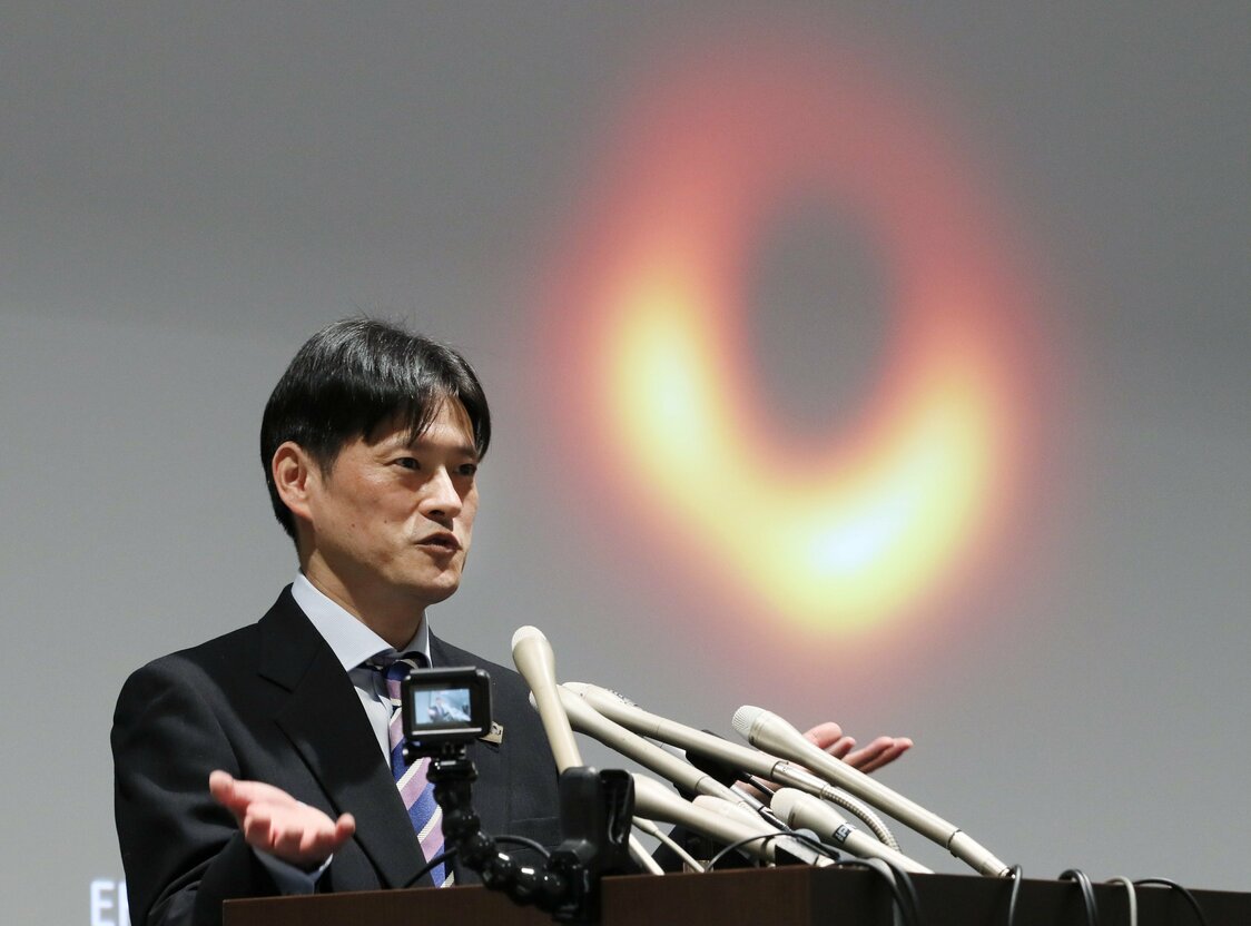 ブラックホールの研究成果について記者会見する国立天文台の本間希樹教授＝2019年4月10日夜、東京都千代田区（時事）