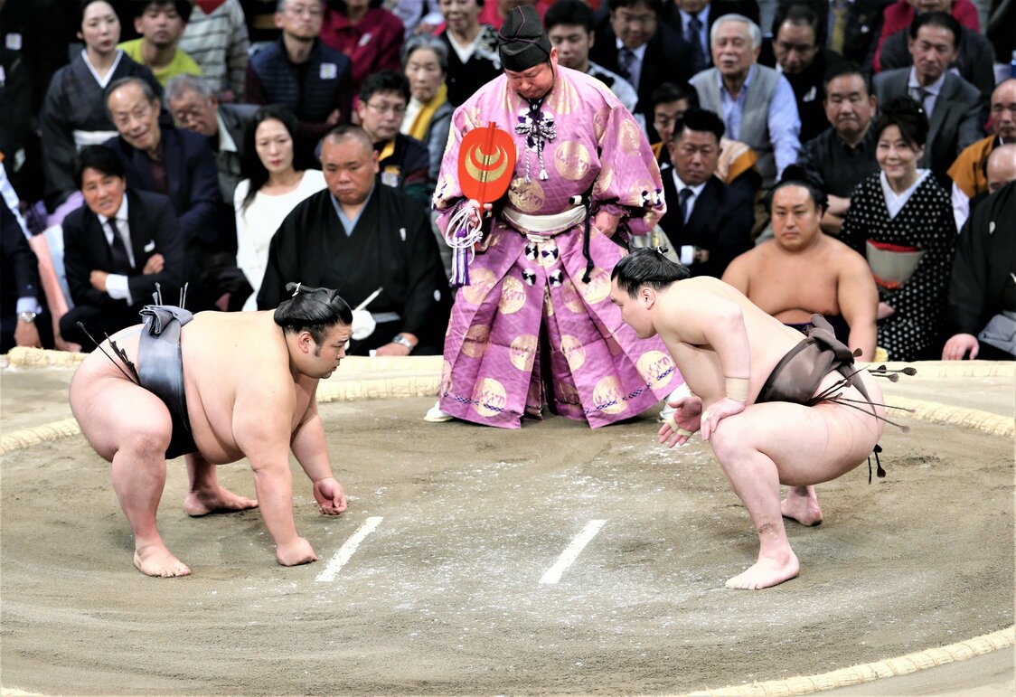 制限時間いっぱいでの立ち合いで、貴景勝（左）との仕切りに長い間をとる横綱・白鵬（2019年九州場所千秋楽） 時事