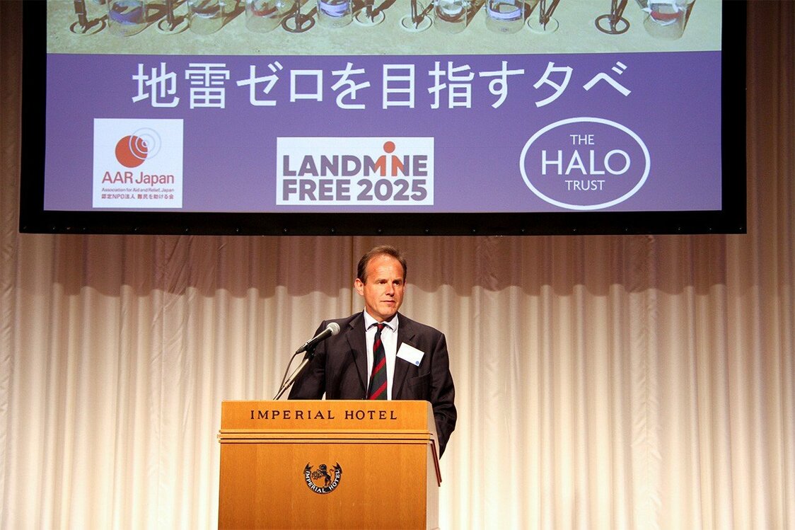 「Landmine Free 2025」キャンペーンについて説明するヘイロー・トラスト代表のジェームズ・コーワン氏