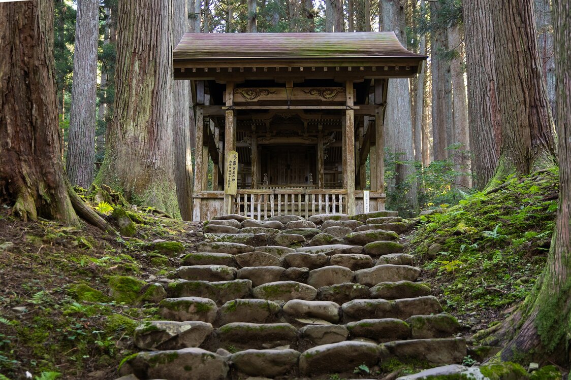 位于总神社深处的三宫后面，曾有一条名为“越前禅定道”的道路通往白山山顶