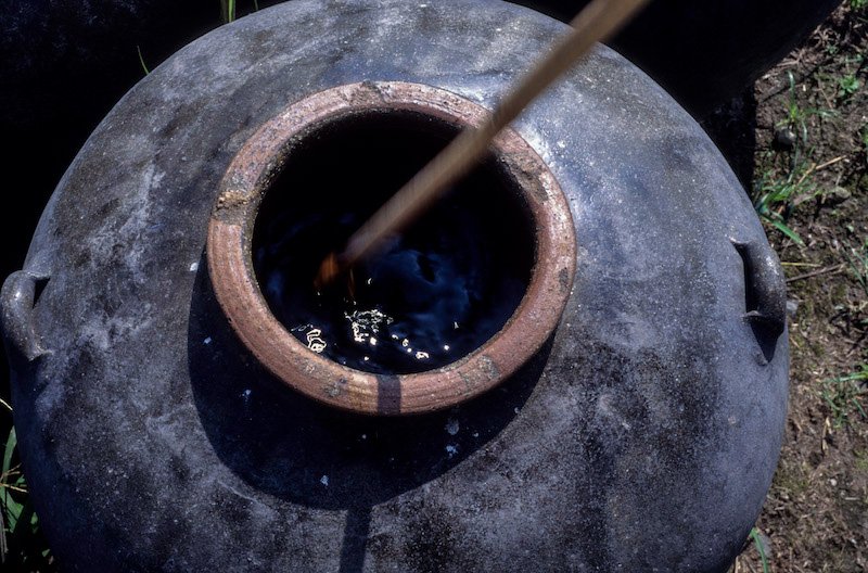 壺の中で糖化、アルコール発酵、酢酸発酵が自然に進んで酢になる。酢酸発酵が終わったら、3〜6カ月熟成させて上澄みをとる