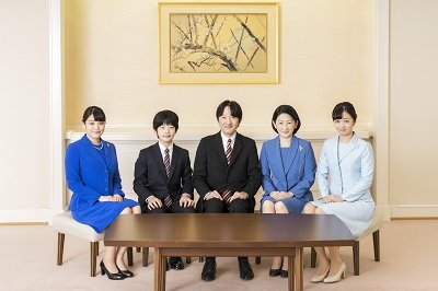 新年をお迎えになった秋篠宮ご一家（宮内庁提供）
