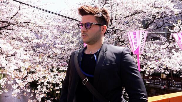 日本での生活を満喫。目黒川の桜祭りでの筆者(2018年撮影)