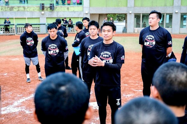グラウンドで少年らを指導する晁菘徽さん