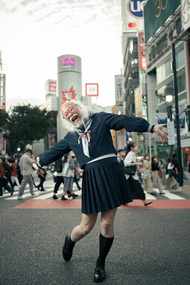 Kobayashi Hideaki, le « papi à l’uniforme scolaire » (© Irwin Wong, Gestalten)