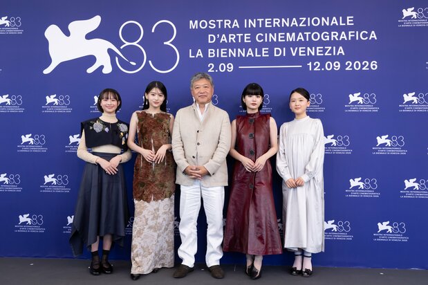 第83回ベネチア国際映画祭のフォトコールに現われた是枝裕和監督（中央）と、左から「藤野」役の七瀬ふうりと出口夏希、「京本」役の蒔田彩珠と岡田六花＝2026年9月7日、イタリア・ベネチア　© Kazuko WAKAYAMA