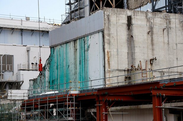 Les produits chimiques pulvérisés sur le réacteur 3 pour éviter la dispersion des matériaux radioactifs fixés à la structure sont encore visibles.