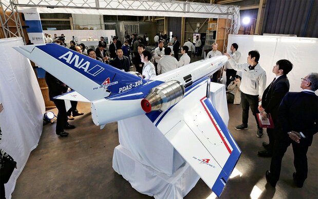 日本の宇宙ベンチャー企業PDエアロスペース社が開発した新型無人実験機「PDAS-X06」のお披露目会。「PDAS-X06」はサブオービタル機開発に向けた技術実証機で、X06で取得した実験データを次のX07に反映し、宇宙飛行を目指す=2020年1月15日(読売新聞/アフロ)