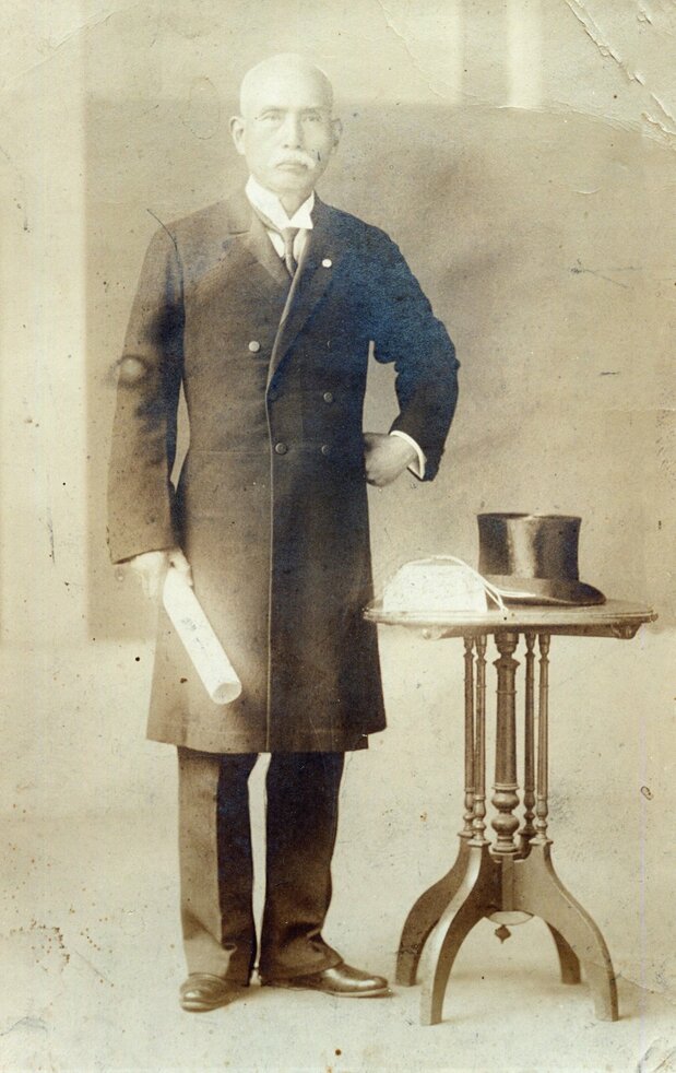 小川尚義・学士院恩賜賞受章記念写真(愛媛人物博物館提供)