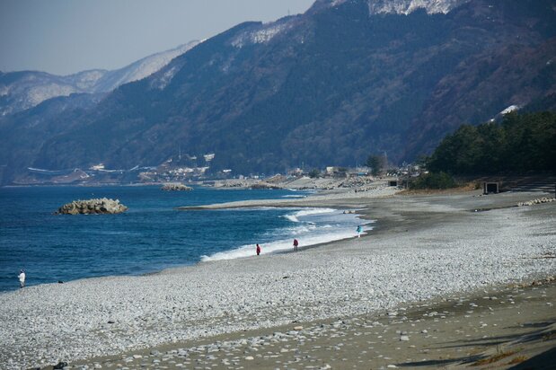 海岸線旁,險山峻嶺近在眼前
