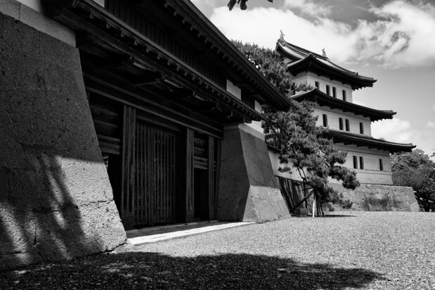 松前城 手前・本丸御門(重要文化財)、奥・天守閣(旧国宝)