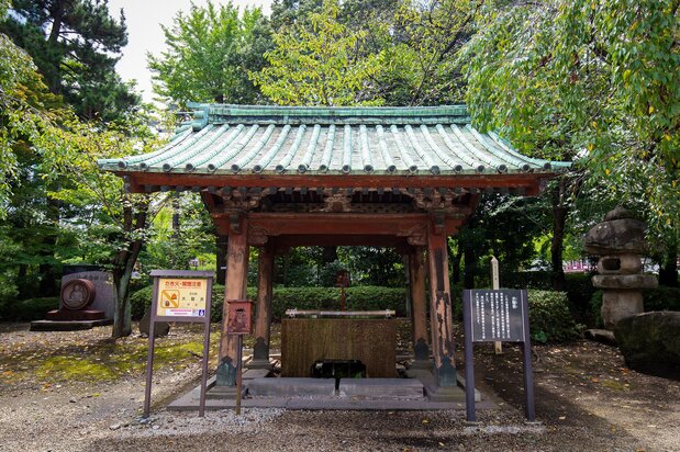The cistern from the mausoleum of Tokugawa Tsunashige is still in use.