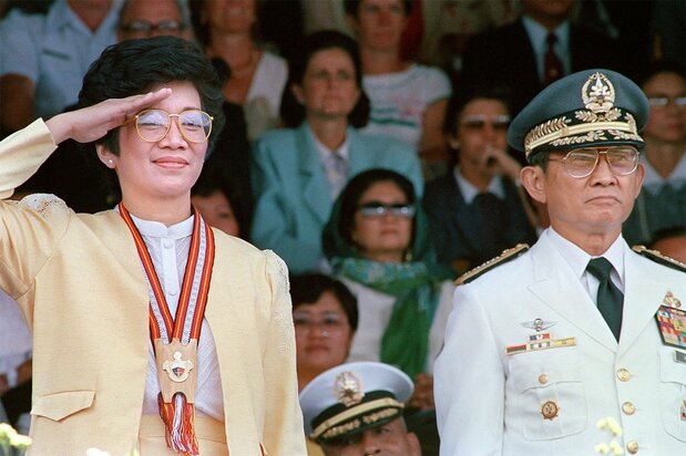 フィリピンのアキノ大統領(左)とラモス氏(フィリピン・バギオ)=1986年3月(AFP=時事)