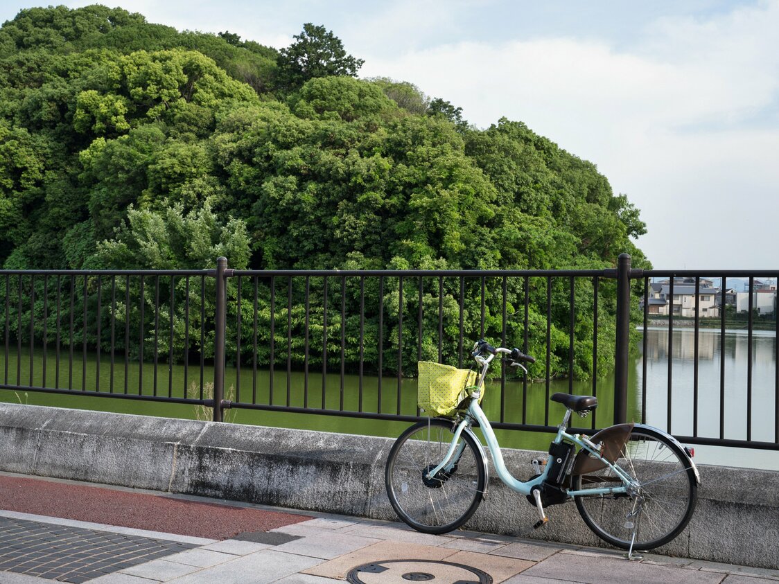 電動アシスト付きの自転車で、ヘルメットも無料で貸してくれる