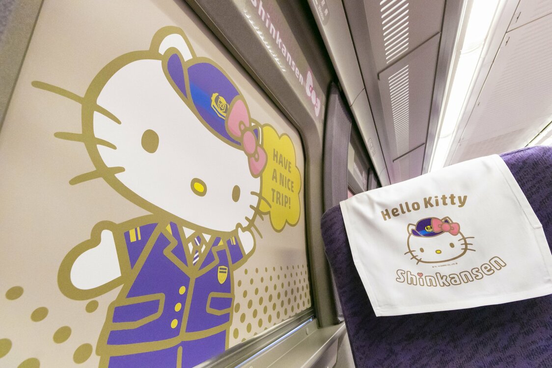 ２号車の窓の日よけと座席のヘッドカバー