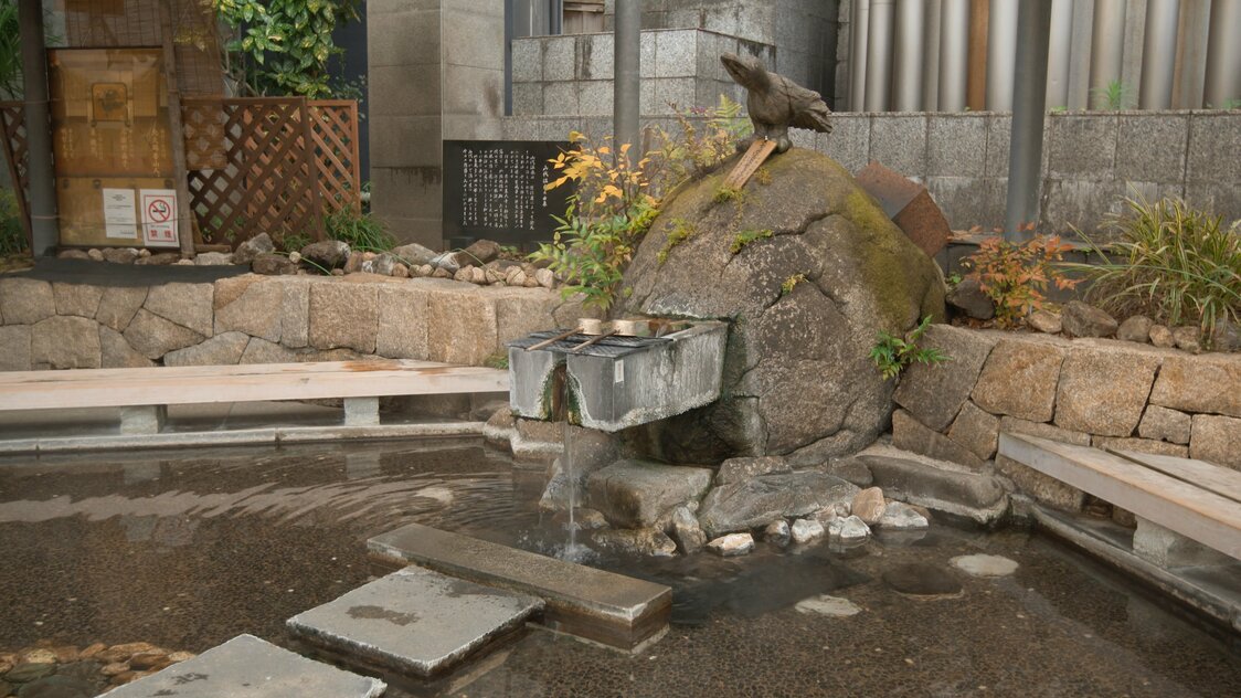 ミネラルたっぷりの温泉水を飲むためにひしゃくが置いてある