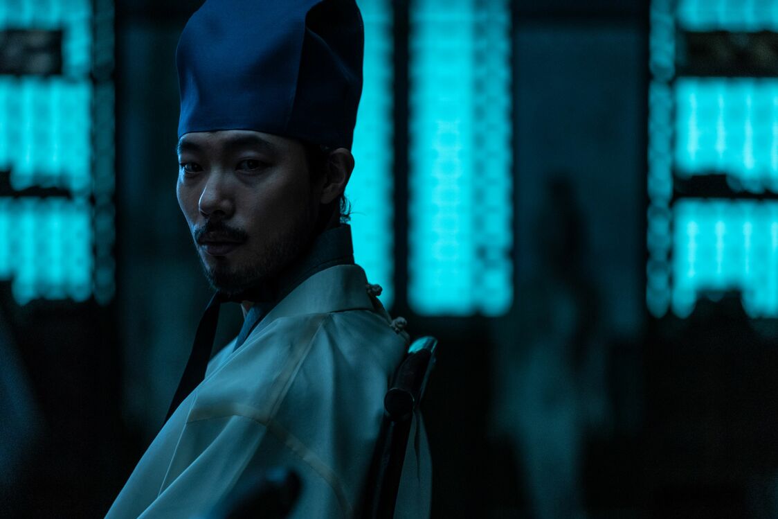 病気の弟を救うため、ギョンスは秘密を隠したまま宮廷で働く　© 2022 NEXT ENTERTAINMENT WORLD & C-JES ENTERTAINMENT & CINEMA DAM DAM. All Rights Reserved.