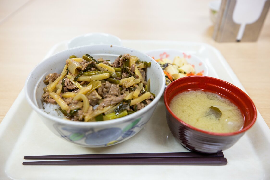 ランチメニューは全て390円。取材に同行した同僚が食べたスタミナ丼。外で仕事をする作業員向けに、味付けしっかり、ごはんたっぷりだ
