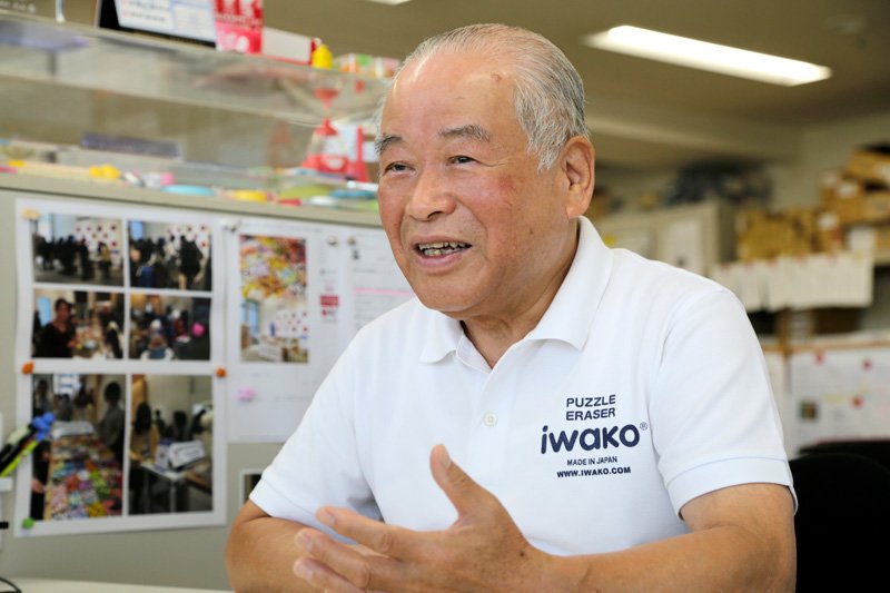 当初はどの問屋も「おもしろ消しゴムを相手にしてくれなかった」と語る岩沢善和さん
