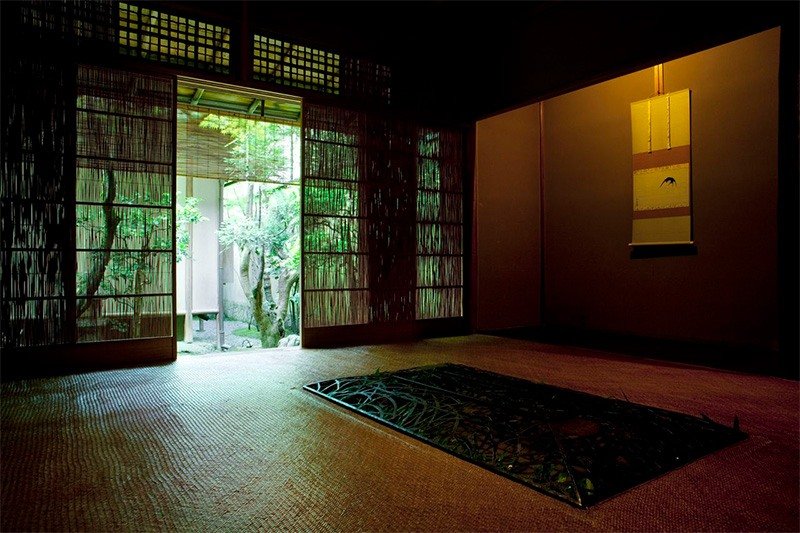 Aspecto de la sala con un hogar u hoguera doméstica en verano (cortesía de Kōdaiji Wakuden).