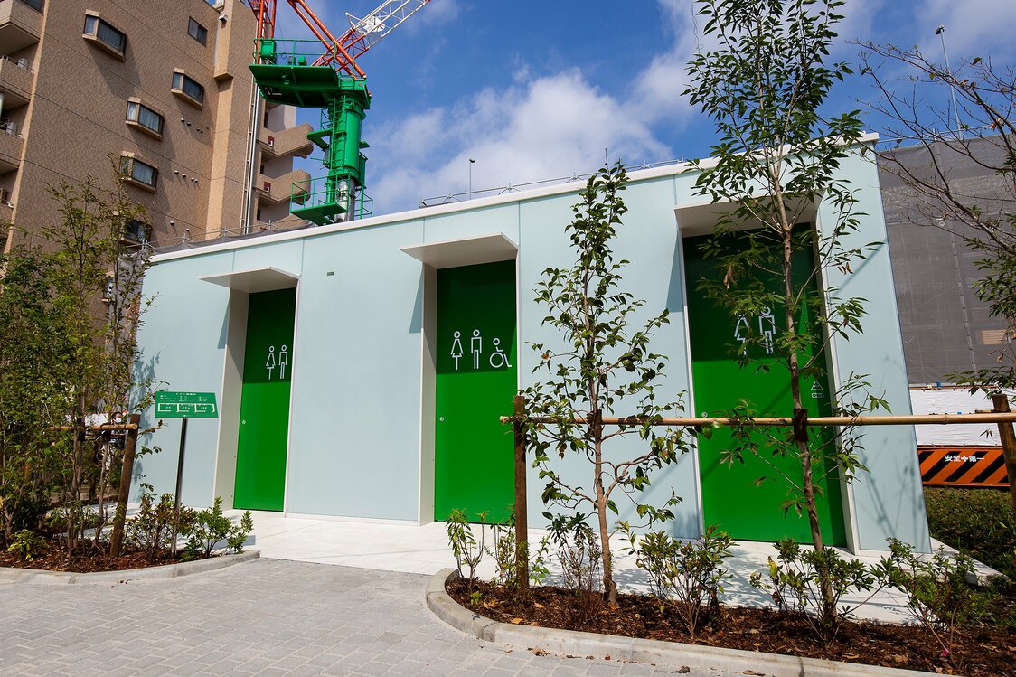 幡ヶ谷駅近くのトイレを手掛けた建築家・坂倉竹之助は、通勤・通学途中に気軽に「利用したくなる」デザインと仕組みを追求。夜は建物全体が光り、行燈（あんどん）のように公園を明るく照らす