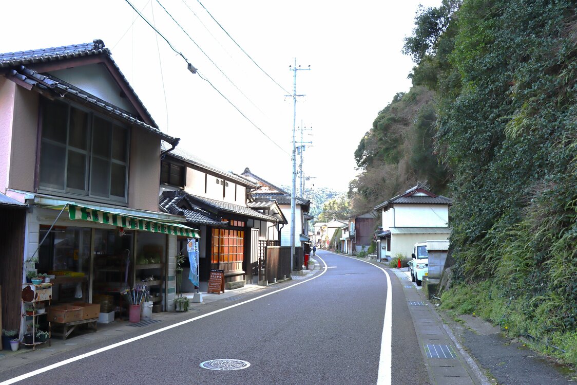 﨑津集落は﨑津港の西岸、国道389号から分岐して海岸沿いを走る旧国道の700mほどの区間に広がる　写真＝天野久樹