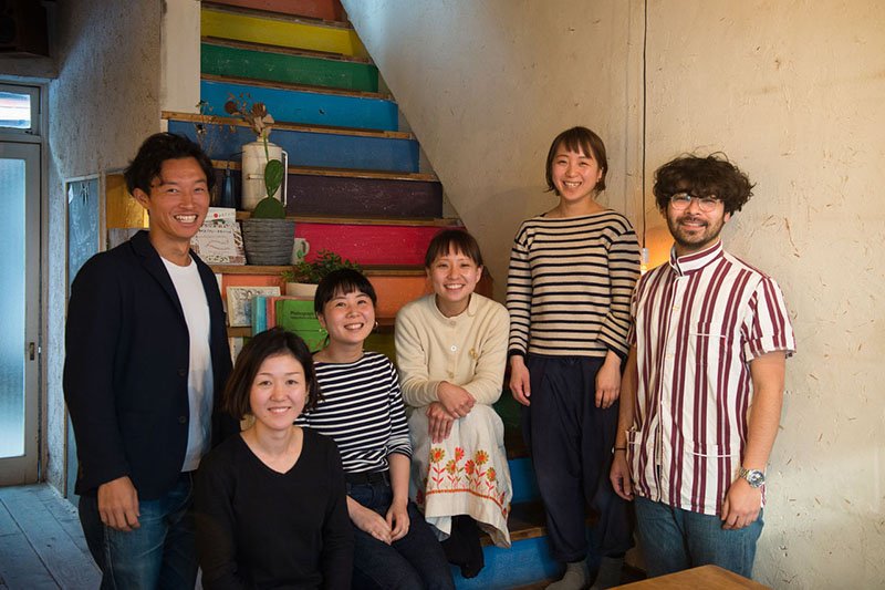 El director de Backpackers 'Japan, Honma Takahiro (izquierda) y el personal de toco.
