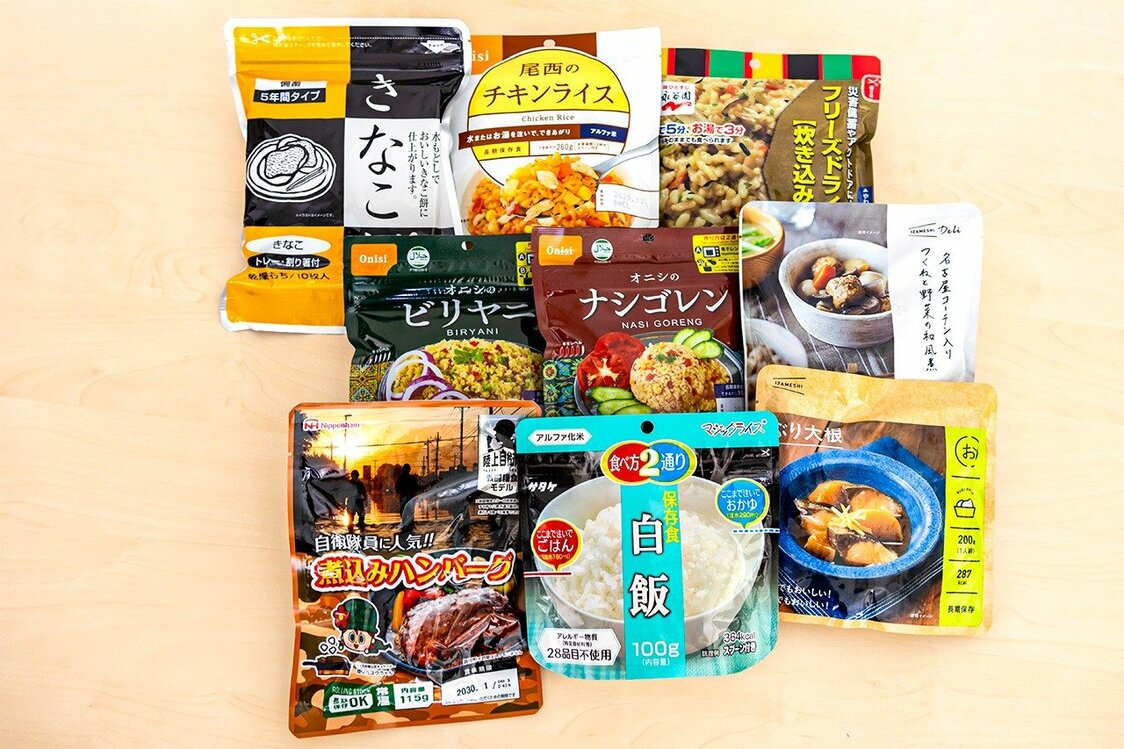 Una selección de alimentos de emergencia disponibles en Japón. (© nippon.com)
